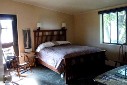 Rural Cottage for Rent with a Secluded Swimming Hole near Eugene, Oregon - Umpqua, Oregon - glamping.directory