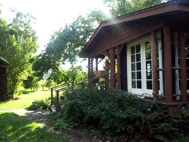 Rural Cottage for Rent with a Secluded Swimming Hole near Eugene, Oregon - Umpqua, Oregon - glamping.directory