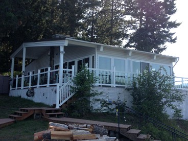 Spacious Lakeside Vacation Rental on Lake Coeur d'Alene in North Idaho - glamping.directory