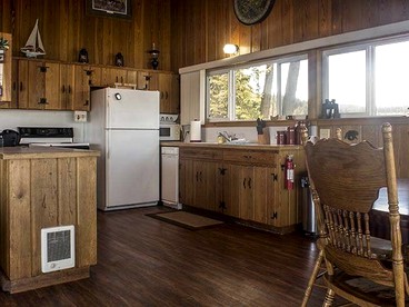 Spacious Lakeside Vacation Rental on Lake Coeur d'Alene in North Idaho - Coeur d'Alene, Idaho - glamping.directory