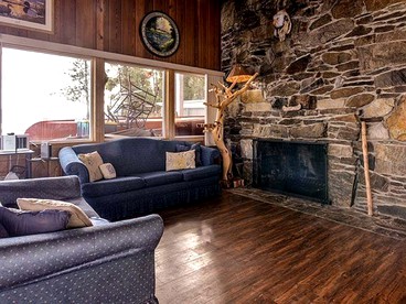 Spacious Lakeside Vacation Rental on Lake Coeur d'Alene in North Idaho - Coeur d'Alene, Idaho - glamping.directory