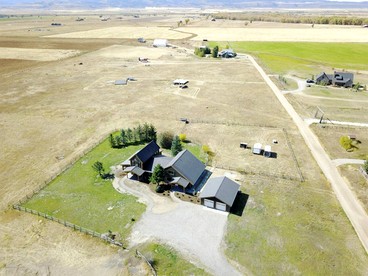 Spacious Farmhouse Estate with Mountain Views & Dual Kitchens near Skiing and Trails in Tetonia, Idaho - Tetonia, Idaho - glamping.directory