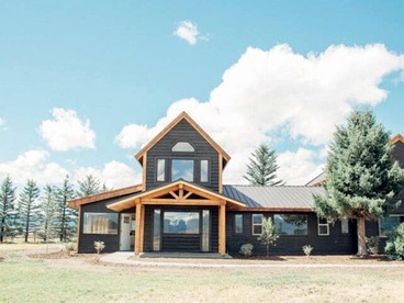 Spacious Farmhouse Estate with Mountain Views & Dual Kitchens near Skiing and Trails in Tetonia, Idaho - Tetonia, Idaho - glamping.directory