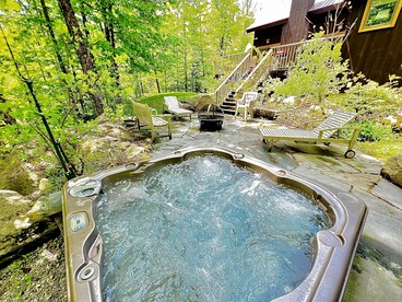 Mountain Retreat with Outdoor Living Space and Ping Pong Table in Vermont - Winhall, Vermont - glamping.directory