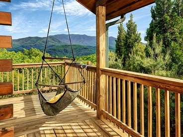 Luxury Log Cabin with Hot Tub and Panoramic Views of the Great Smoky Mountains - Gatlinburg, Tennessee - glamping.directory