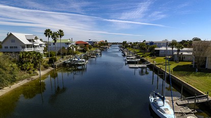 Serene Waterfront Getaway: Perfect Vacation Rental for Families in Wakulla County, FL - Wakulla County, Florida - glamping.directory