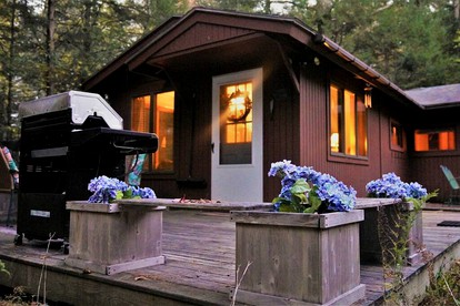 Rustic Pet-Friendly Bliss: Cabin Retreat in the White Mountains, NH - Bath, New Hampshire - glamping.directory