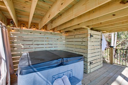 Charming Lake Cabin Retreat with Deck and Hot-Tub in Alabama - Scottsboro, Alabama - glamping.directory
