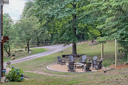 Spacious Mountain View Cabin with Wooded Privacy near Helen, Clarkesville & Cleveland, Georgia - Clarkesville, Georgia - glamping.directory