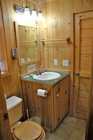 Wonderful Cabin with Outdoor Deck and Living Space in Alaska - Cooper Landing, Alaska - glamping.directory