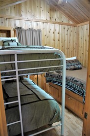 Wonderful Cabin with Outdoor Deck and Living Space in Alaska - Cooper Landing, Alaska - glamping.directory