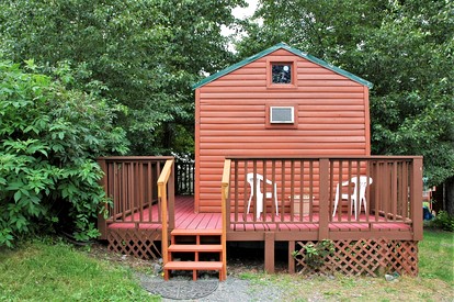 Wonderful Cabin with Outdoor Deck and Living Space in Alaska - glamping.directory