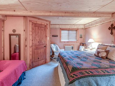 Gorgeous Wooden Cabin with Stunning Sights in Round Top, Texas - Round Top, Texas - glamping.directory