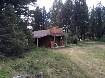 Traditional Family-Friendly Log Cabin near Helena - Hall, Montana - glamping.directory