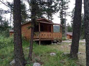 Traditional Family-Friendly Log Cabin near Helena - Hall, Montana - glamping.directory