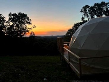 Vintage Themed Geodome with a Cedar Hot Tub and Mountain Views, Perfect for a Romantic Getaway in Eureka Springs - Eureka Springs, Arkansas - glamping.directory