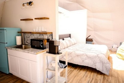 Vintage Themed Geodome with a Cedar Hot Tub and Mountain Views, Perfect for a Romantic Getaway in Eureka Springs - Eureka Springs, Arkansas - glamping.directory
