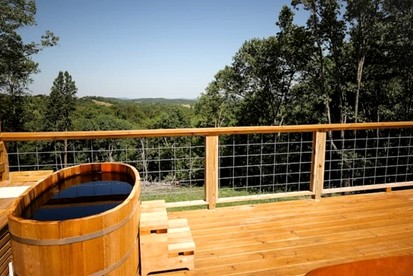 Vintage Themed Geodome with a Cedar Hot Tub and Mountain Views, Perfect for a Romantic Getaway in Eureka Springs - Eureka Springs, Arkansas - glamping.directory