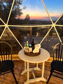 Vintage Themed Geodome with a Cedar Hot Tub and Mountain Views, Perfect for a Romantic Getaway in Eureka Springs - Eureka Springs, Arkansas - glamping.directory