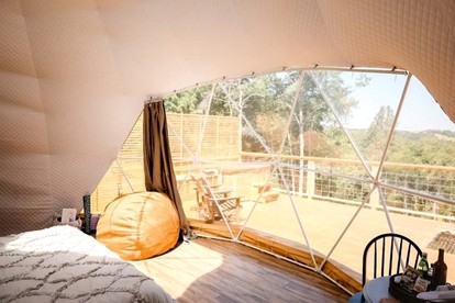 Vintage Themed Geodome with a Cedar Hot Tub and Mountain Views, Perfect for a Romantic Getaway in Eureka Springs - Eureka Springs, Arkansas - glamping.directory