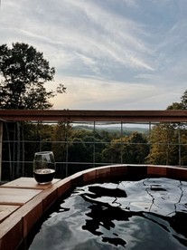 Vintage Themed Geodome with a Cedar Hot Tub and Mountain Views, Perfect for a Romantic Getaway in Eureka Springs - Eureka Springs, Arkansas - glamping.directory
