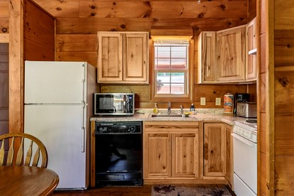 Fantastic Cabin with Hot-Tub Perfect for a Getaway in Sevierville, Tennessee - Sevierville, Tennessee - glamping.directory