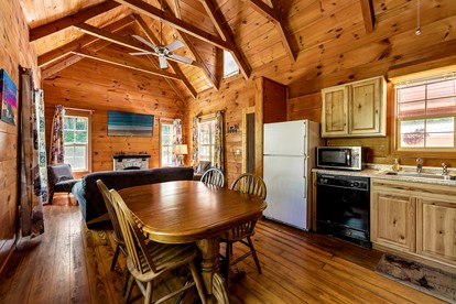 Fantastic Cabin with Hot-Tub Perfect for a Getaway in Sevierville, Tennessee - Sevierville, Tennessee - glamping.directory