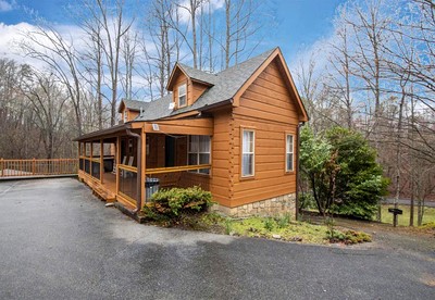 Fantastic Cabin with Hot-Tub Perfect for a Getaway in Sevierville, Tennessee - glamping.directory