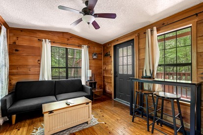 Fantastic Cabin with Hot-Tub Perfect for a Getaway in Sevierville, Tennessee - Sevierville, Tennessee - glamping.directory