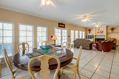 Gorgeous Cabin Rental with Riverside Access and Kayaks for Memorable Family Escapes in Texas - Canyon Lake, Texas - glamping.directory