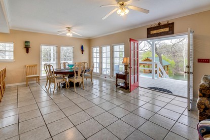 Gorgeous Cabin Rental with Riverside Access and Kayaks for Memorable Family Escapes in Texas - Canyon Lake, Texas - glamping.directory