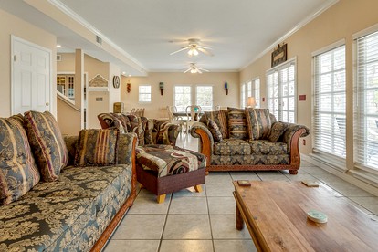 Gorgeous Cabin Rental with Riverside Access and Kayaks for Memorable Family Escapes in Texas - Canyon Lake, Texas - glamping.directory