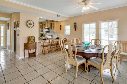 Gorgeous Cabin Rental with Riverside Access and Kayaks for Memorable Family Escapes in Texas - Canyon Lake, Texas - glamping.directory