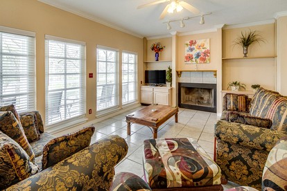 Gorgeous Cabin Rental with Riverside Access and Kayaks for Memorable Family Escapes in Texas - Canyon Lake, Texas - glamping.directory