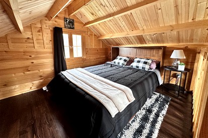 Romantic Lakefront Cabin with Mountain Views, Perfect for a Trip to Cantwell, Alaska - Cantwell, Alaska - glamping.directory