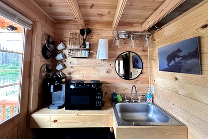 Romantic Lakefront Cabin with Mountain Views, Perfect for a Trip to Cantwell, Alaska - Cantwell, Alaska - glamping.directory