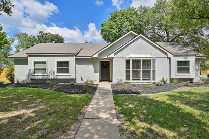 Peaceful Texas Retreat with Game Room & Private Outdoor Space Near Kyle Field & Downtown Bryan in Dr. Bryan, Texas - Bryan, Texas - glamping.directory