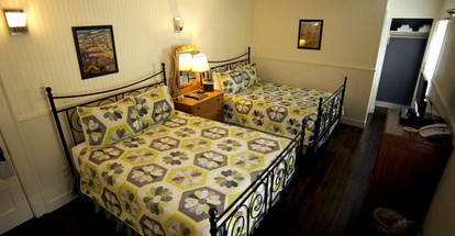 Inviting Boutique Property Room for Yosemite National Park Getaway in Groveland, California - Groveland, California - glamping.directory