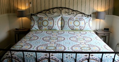 Inviting Boutique Property Room for Yosemite National Park Getaway in Groveland, California - Groveland, California - glamping.directory