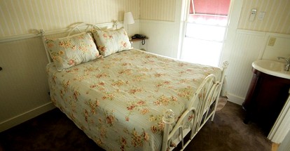 Inviting Boutique Property Room for Yosemite National Park Getaway in Groveland, California - Groveland, California - glamping.directory