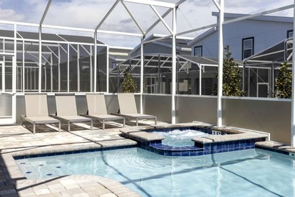 Fantastic Cottage with Swimming Pool and Hot-tub in Reunion, Florida - Reunion, Florida - glamping.directory