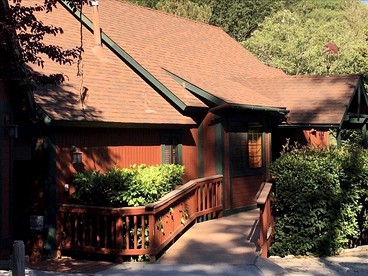 Stunning Secluded Cabin Surrounded by Trees in Lake Arrowhead, California - Lake Arrowhead, California - glamping.directory