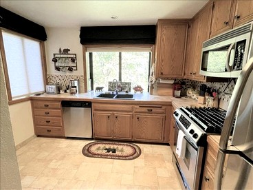 Stunning Secluded Cabin Surrounded by Trees in Lake Arrowhead, California - Lake Arrowhead, California - glamping.directory