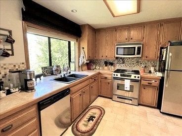 Stunning Secluded Cabin Surrounded by Trees in Lake Arrowhead, California - Lake Arrowhead, California - glamping.directory