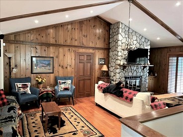 Stunning Secluded Cabin Surrounded by Trees in Lake Arrowhead, California - Lake Arrowhead, California - glamping.directory