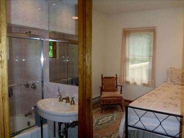 Lovely Cottage Getaway in the Mountains near Phoenicia, New York - Chichester, New York - glamping.directory