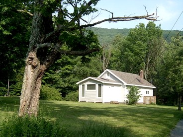 Lovely Cottage Getaway in the Mountains near Phoenicia, New York - glamping.directory