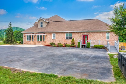 Charming Cottage with Swimming Pool, Sauna, Game Room and Private Cinema in Cosby, Tennessee - glamping.directory