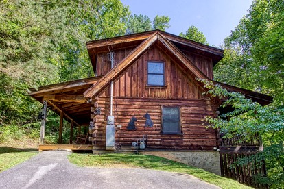 Gorgeous Rustic Cabin with Hot Tub and Jacuzzi near Attractions of Pigeon Forge, Tennessee - glamping.directory