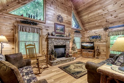 Gorgeous Rustic Cabin with Hot Tub and Jacuzzi near Attractions of Pigeon Forge, Tennessee - Pigeon Forge, Tennessee - glamping.directory